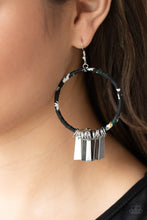 Load image into Gallery viewer, Garden Chimes - Black Earring 2853e